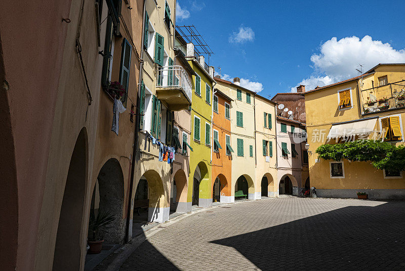 Varese Ligure的彩色建筑